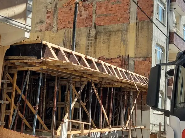 Bağcılar Barbaros yapım aşaması: kalıp ve beton pompası