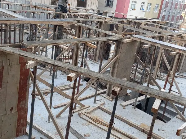 Bahçelievler-2 yapım aşaması: kalıp iskelesi ve donatı