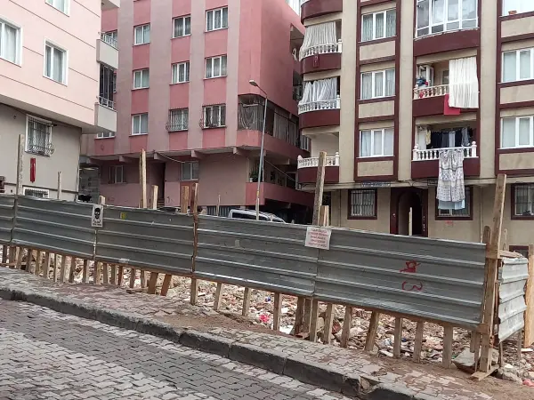 Bahçelievler-2 yapım aşaması: parsel sınırında perde kalıbı
