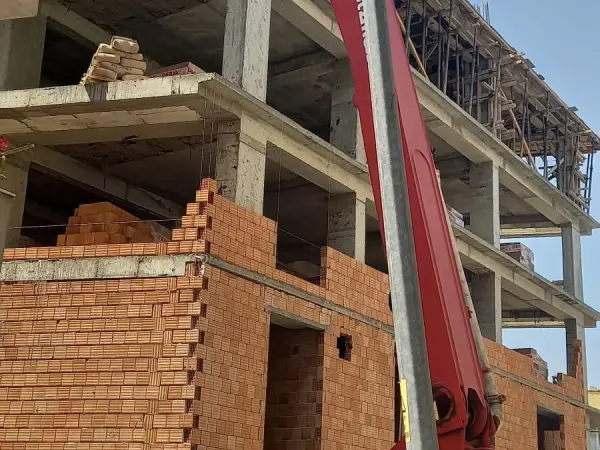 Bahçelievler-2 yapım aşaması: beton pompası ve tuğla duvarlar