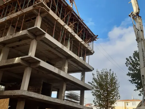 Bahçelievler yapım aşaması: karkas ve beton pompası