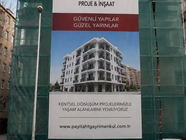 Bahçelievler yapım aşaması: iskeleli cephe ve proje afişi