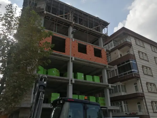 Bahçelievler yapım aşaması: tuğla duvarlar