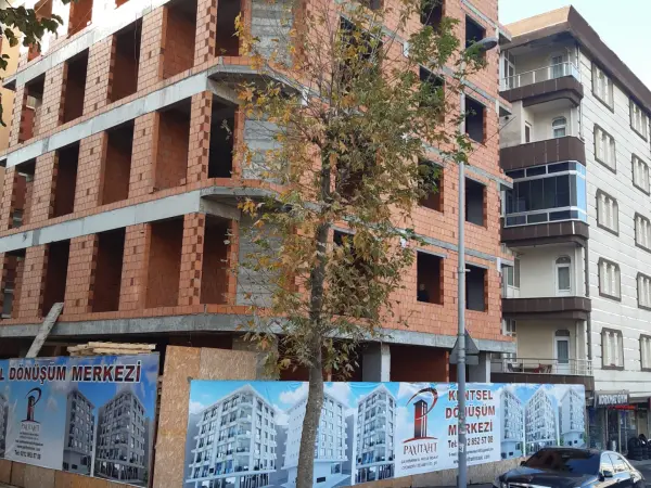 Bahçelievler yapım aşaması: tuğla duvarlar ve şantiye panoları