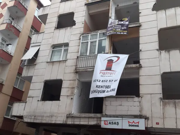 Bahçelievler: dönüşüm öncesi mevcut bina ve afiş