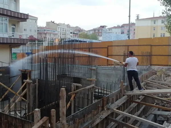 Bahçelievler yapım aşaması: temel perdelerinin sulanması