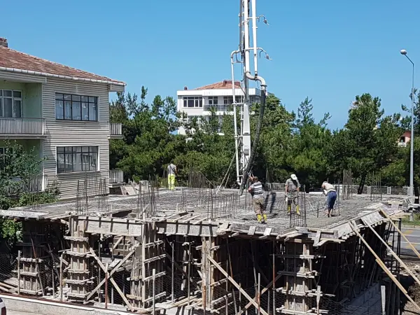 Samsun yapım aşaması: döşeme kalıbı ve beton pompası