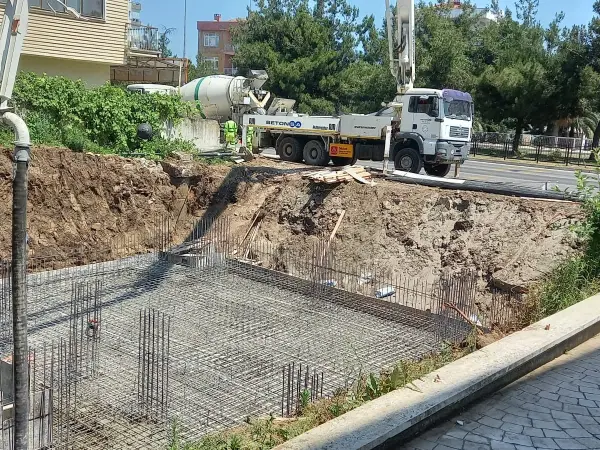 Samsun yapım aşaması: temel donatısı ve beton pompası