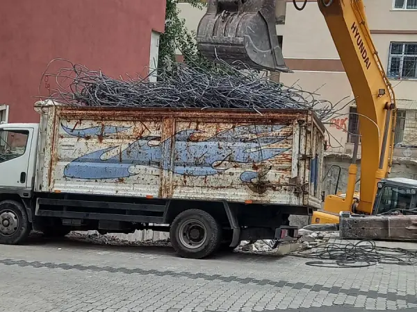 Sefaköy: mevcut yapının yıkımı