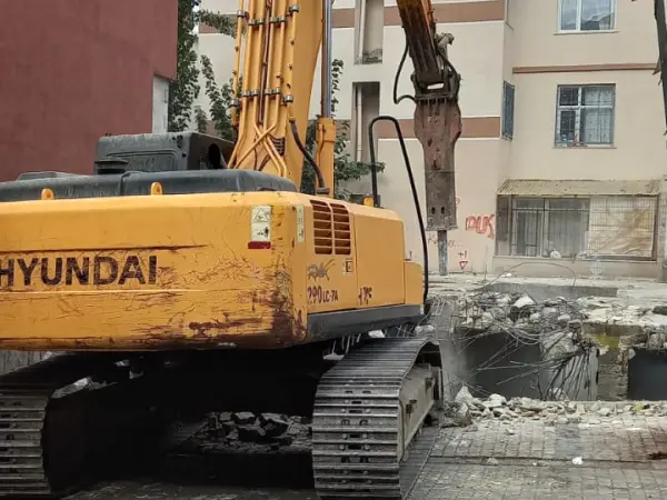 Sefaköy: yıkım çalışması