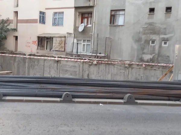 Sefaköy yapım aşaması: parsel sınırında perde ve inşaat demiri